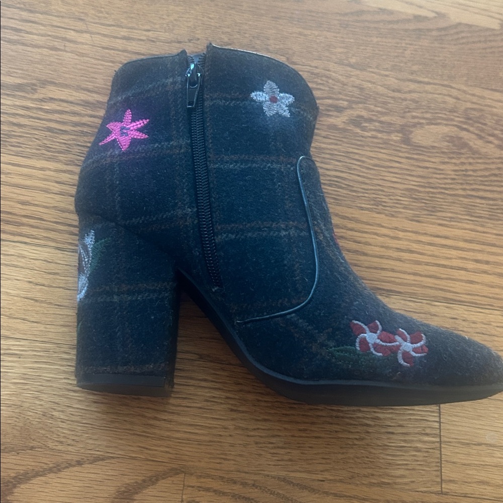 Indigo Rd. Stylish Floral and Plaid Heeled Ankle Boots Size 8M - Picture 4 of 11